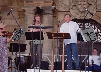 Probe / rehearsal in Dresden's "Grosse Garten", 04.06.03 :  Mitglied / member C.P.E. Bach-Orchester, Stephan Loges, Peter Schreier, Egbert Junghanns.